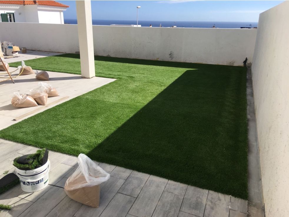 Reforma integral terraza con césped artificial instalado