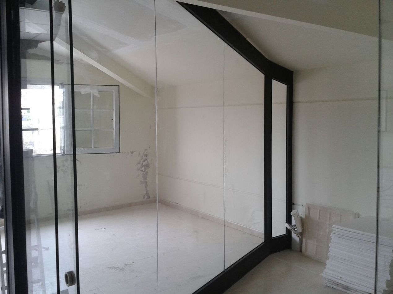 Distribución de espacios con aluminio y cristal