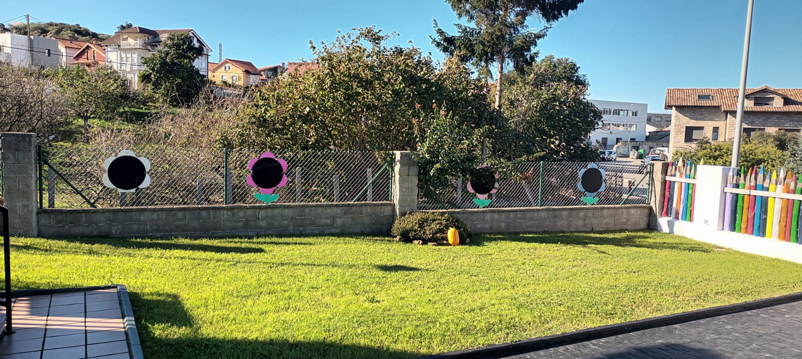 Por este maravilloso jardín son recibidos nuestros niños cada día