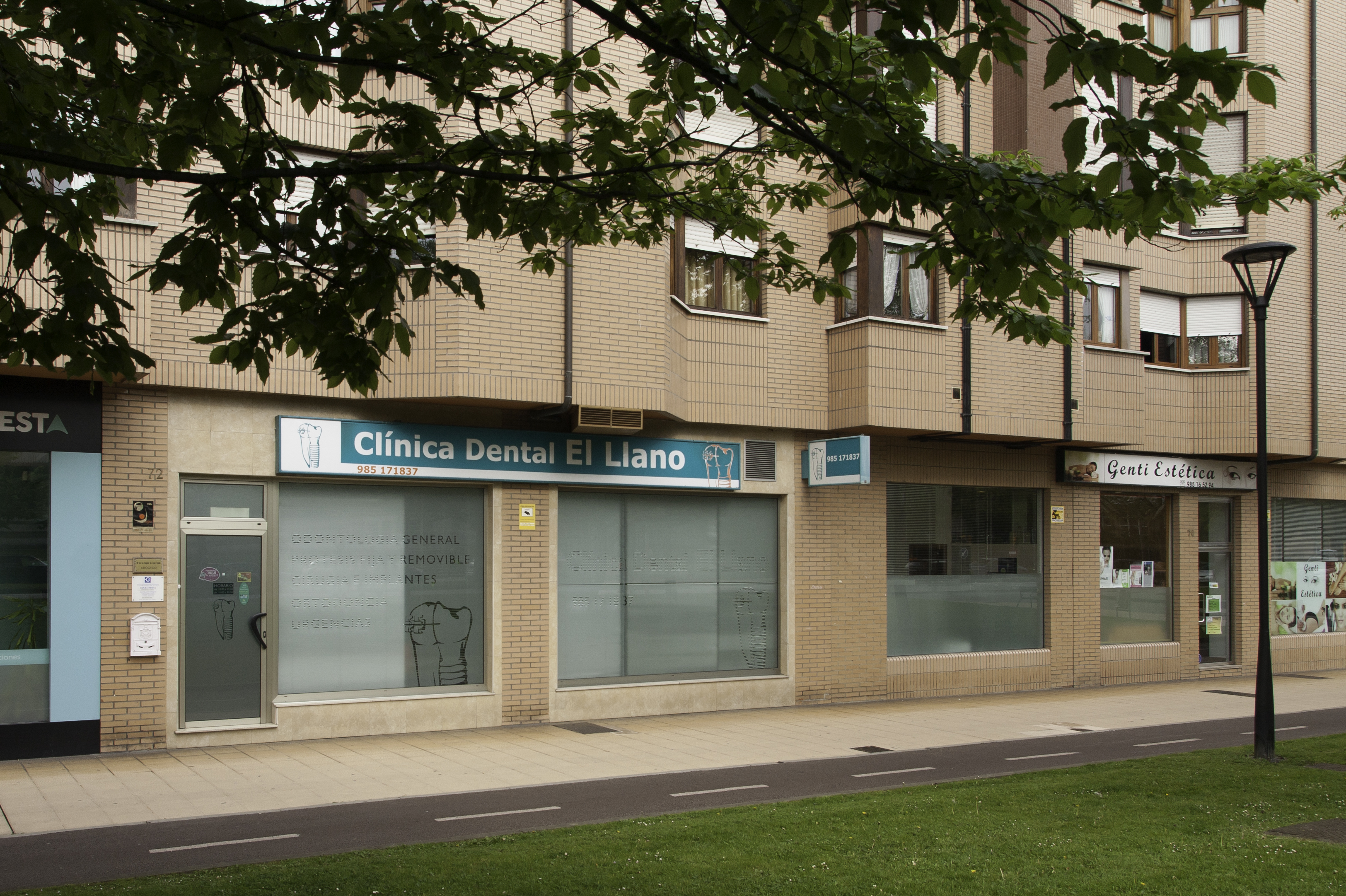 Fachada de nuestra clínica dental en Gijón