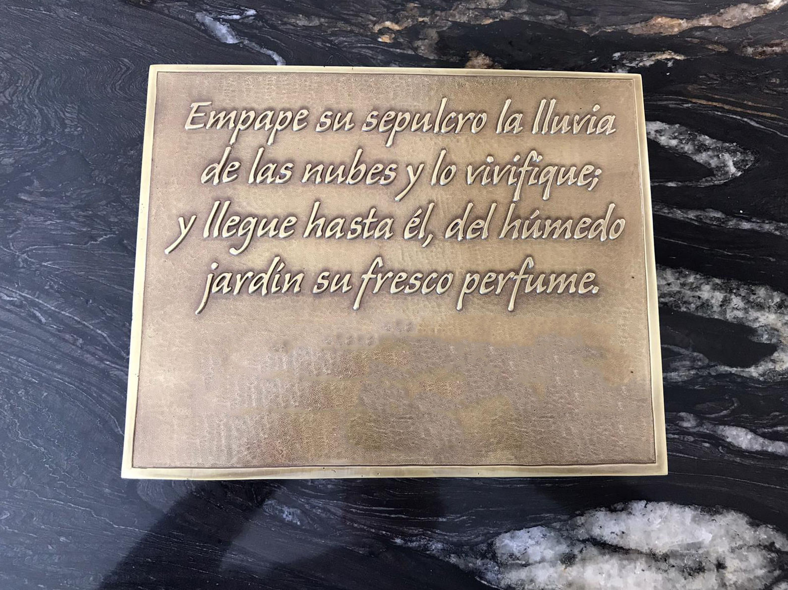 Placa conmemorativa personalizada con texto en relieve fundida en latón. Acabado dorado claro.