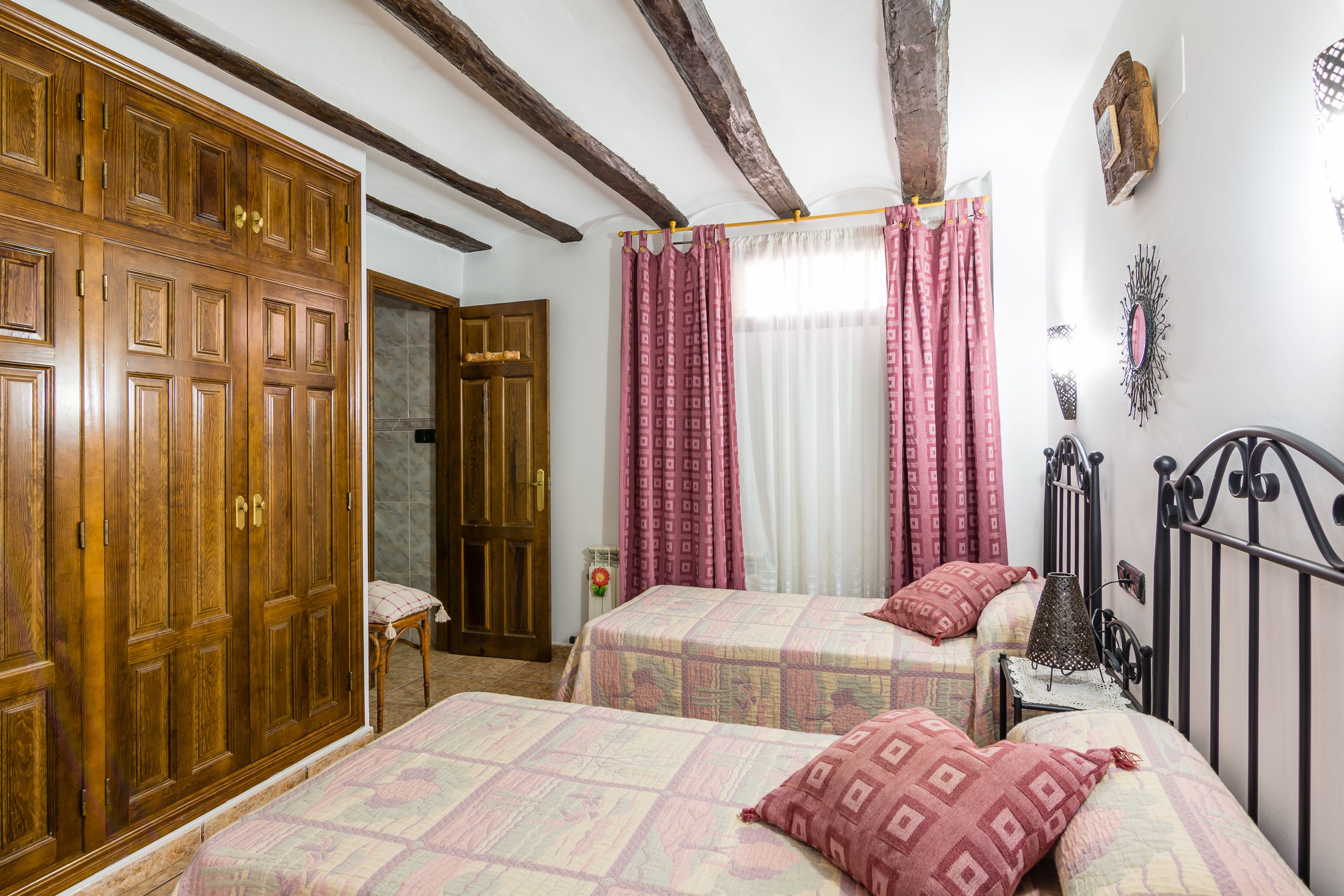 Casa rural grande en la sierra de Albarracín