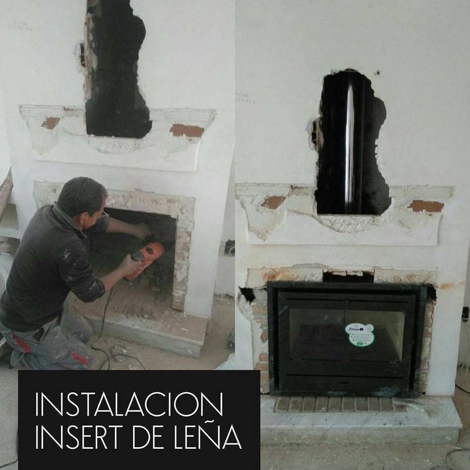 Instalación de insert de leña, con salida de humos adecuada para la instalación.