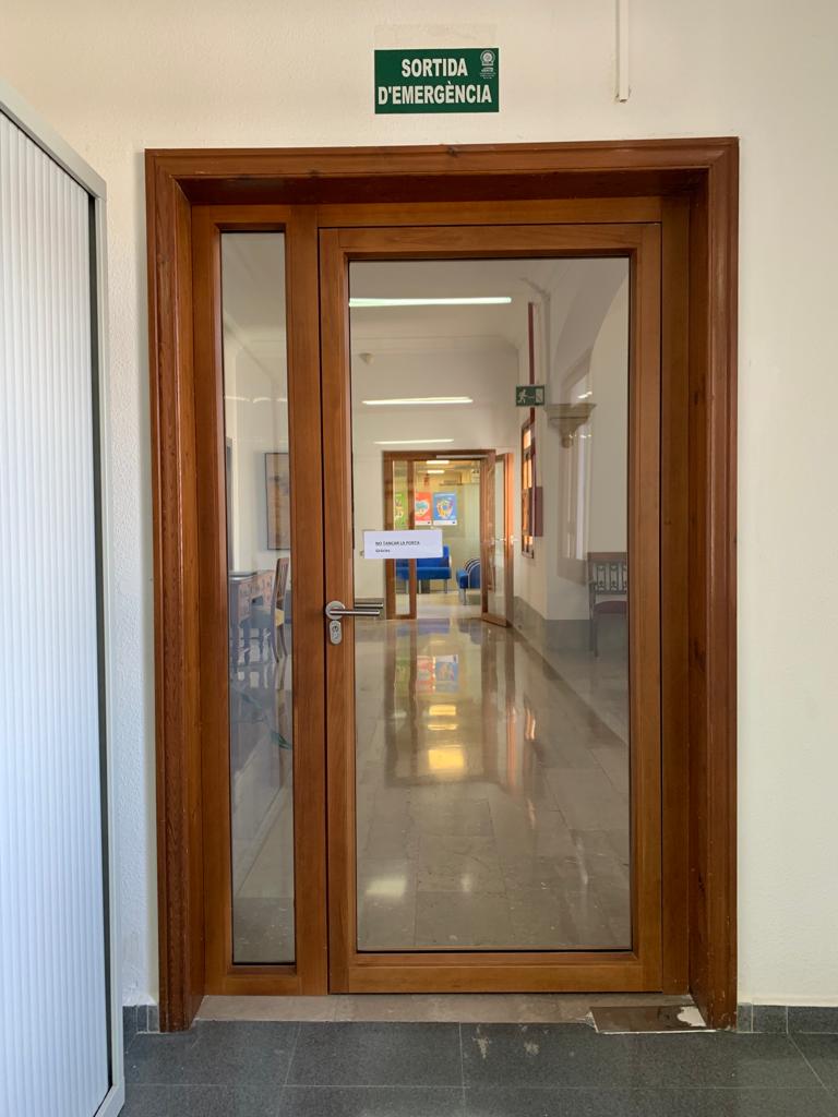 Puerta y Fijo Madera - Oficinas Administración Pública (Baleares)