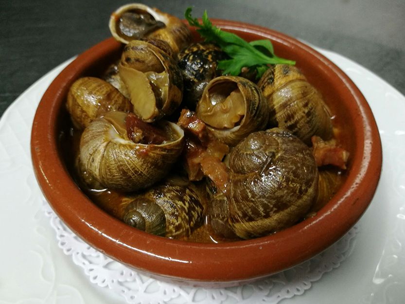 Caracoles guisados en cazuelita de barro