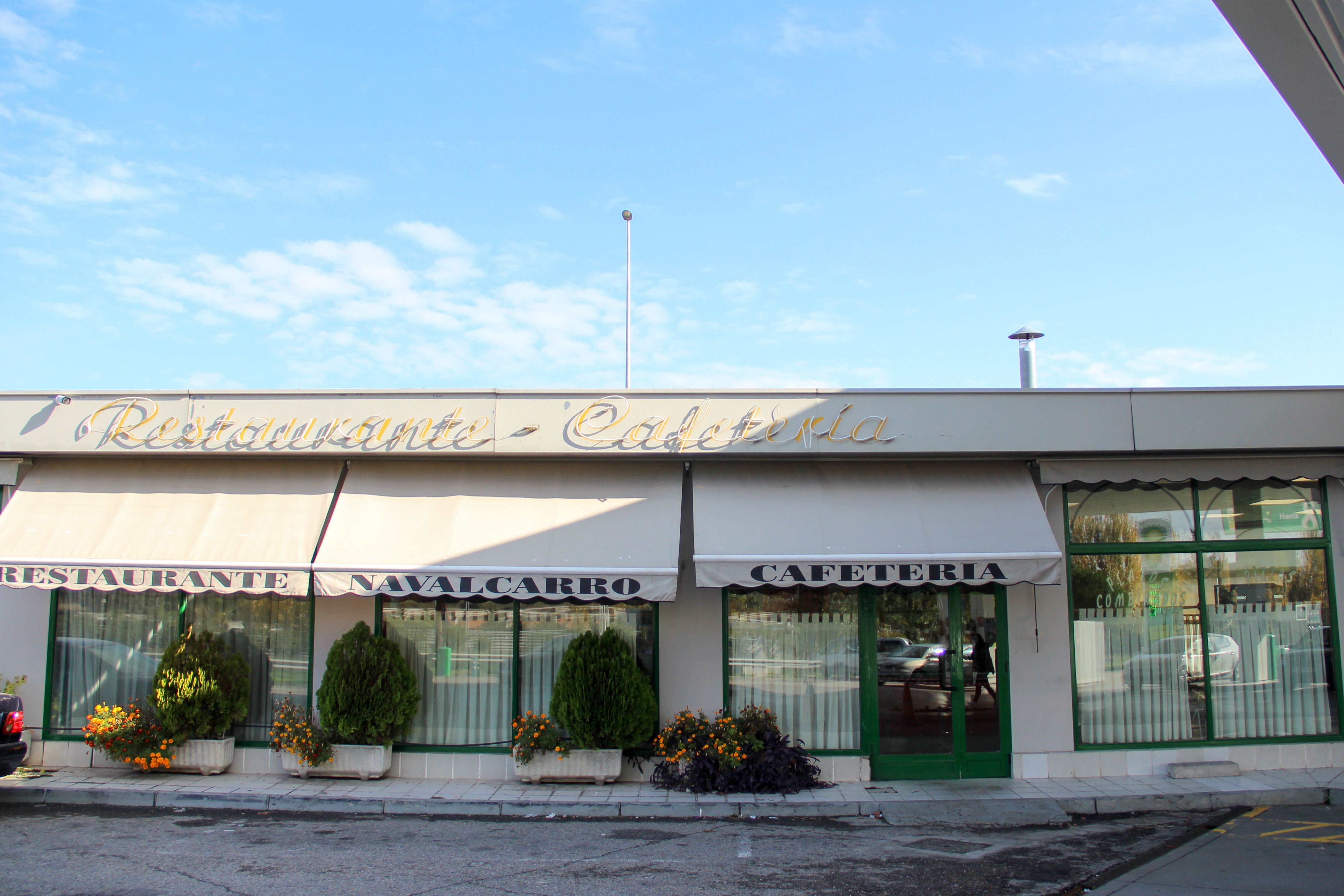 Exterior restaurante-cafetería Estación de Servicio Navalcarro BP