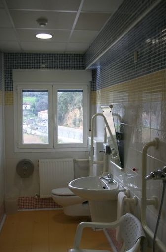 Baño adaptado - Residencia de Pobeña en Muskiz