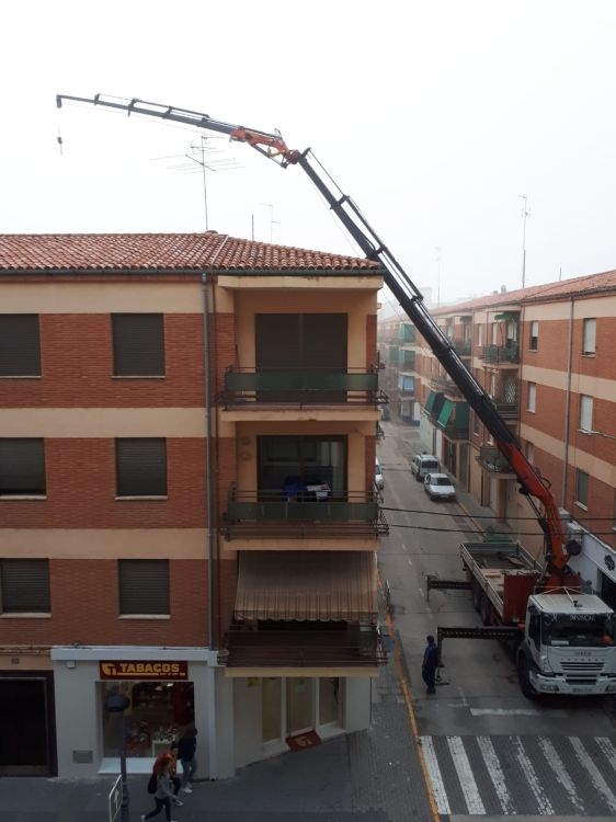 Trabajos con camión grúa en Almansa