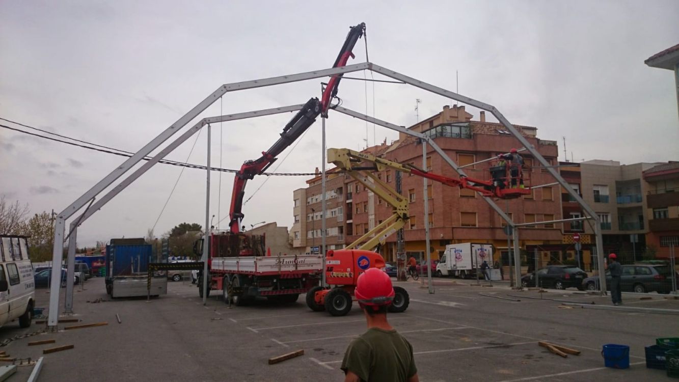 Camión grúa para el montaje de estructuras metálicas