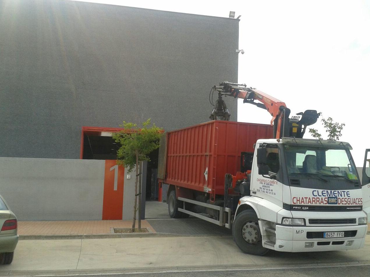 Camion con pulpo para carga de chatarras. desguaces Clemente