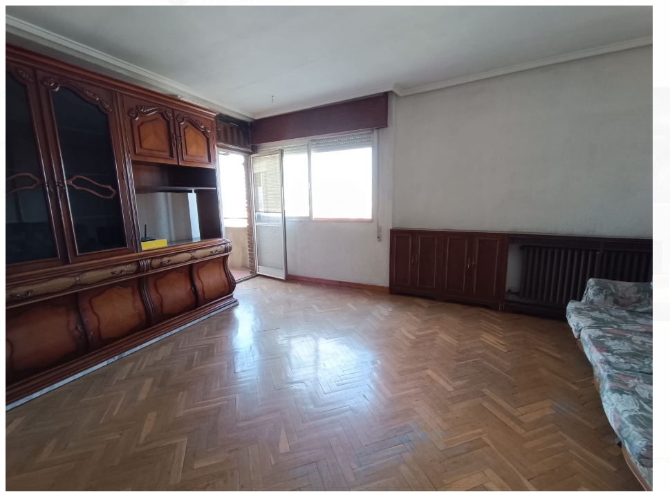 Avenida San José - Cesareo Alierta, 4 dormitorios, reformar, garaje incluido. PVP 250.000 €
