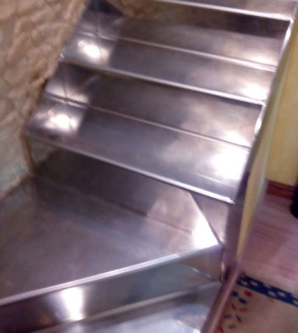 Instalación de escaleras de acero inoxidable