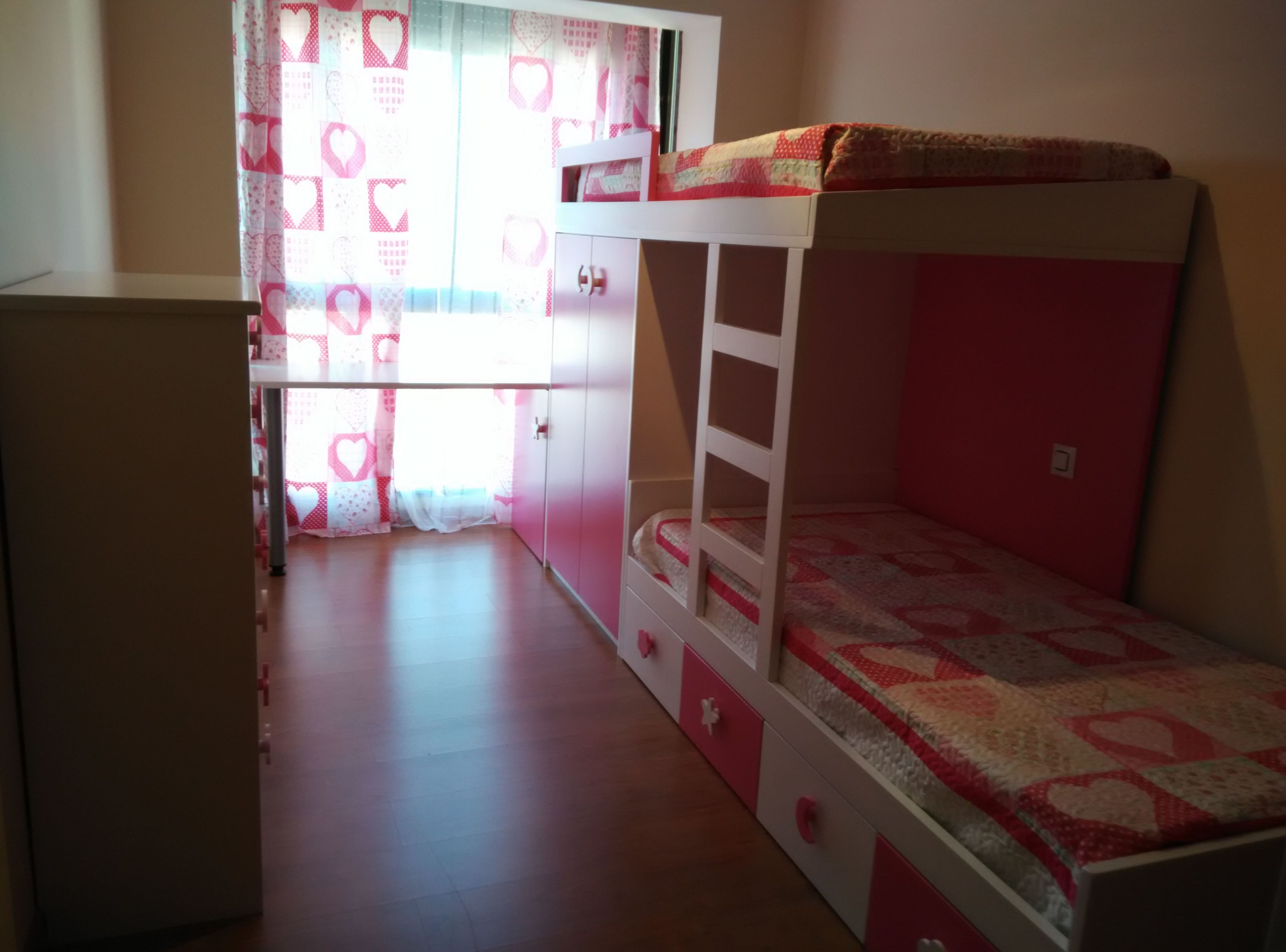 Dormitorio infantil con cama tren mod. fresa y nata