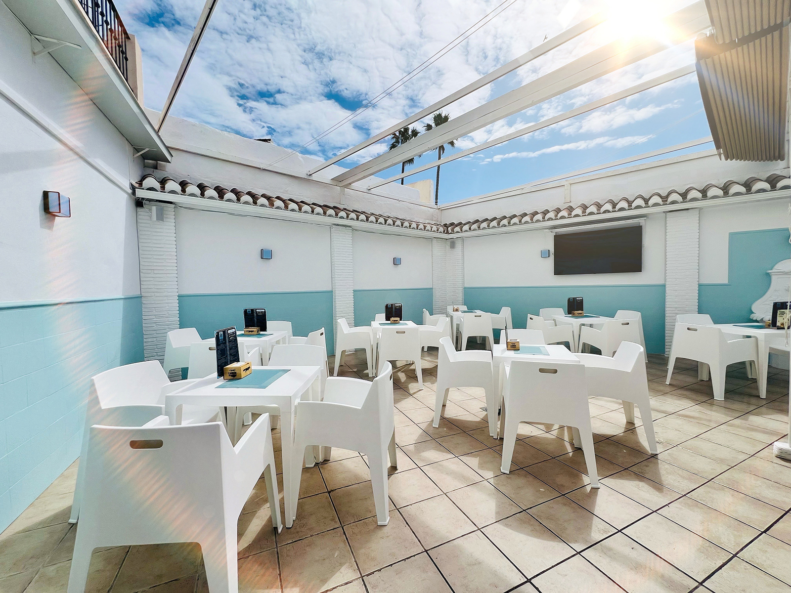 Sitio para tomar cócteles en Nerja con amigos