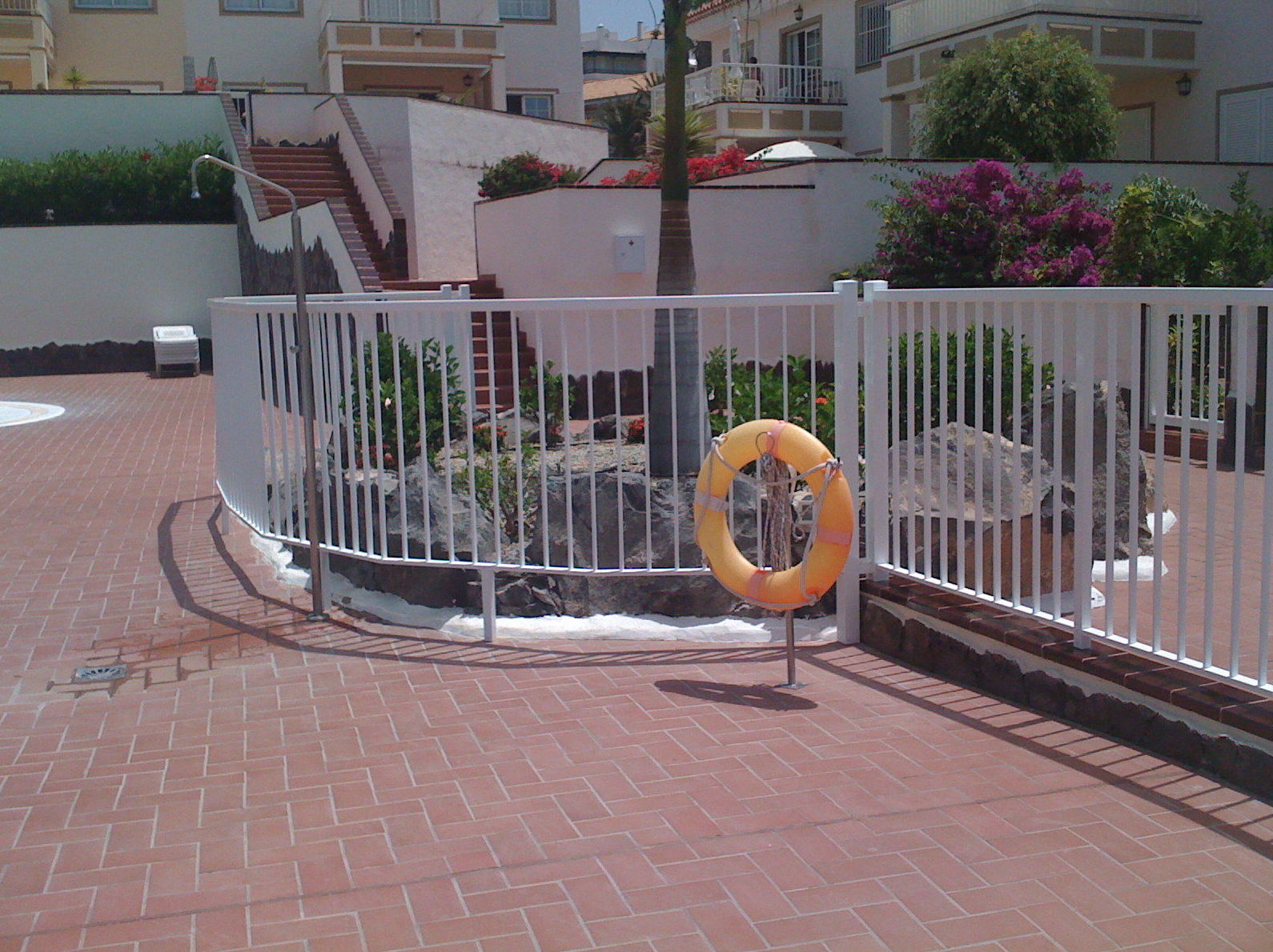 Comunidad de Propietarios. Vallado perimetral de seguridad en zona de piscina.