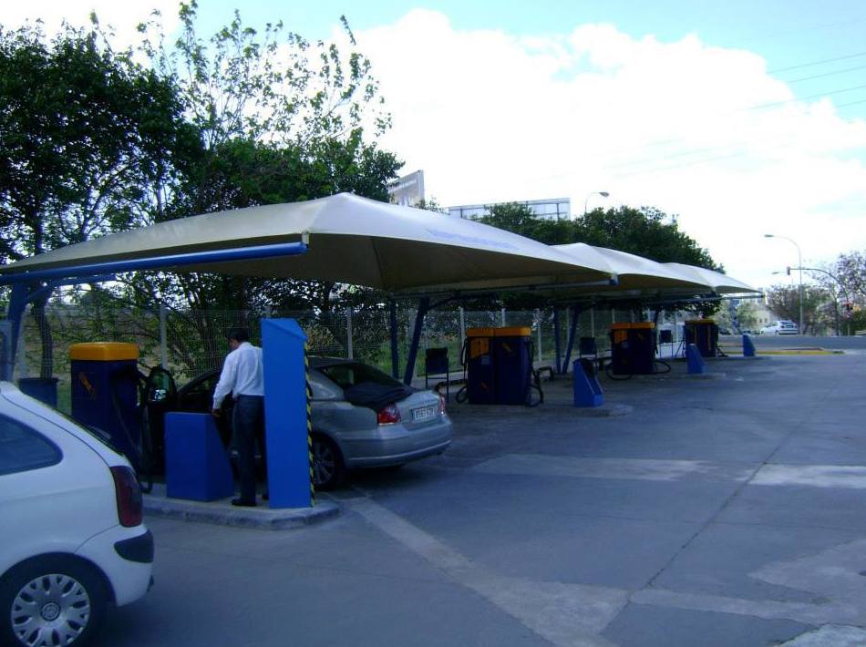 Montaje de carpas en estación de servicio en Sevilla