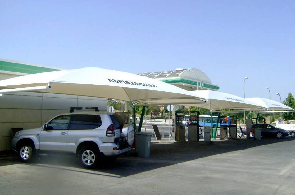 Montaje de carpa en estación de servicio BP de Isla Azul