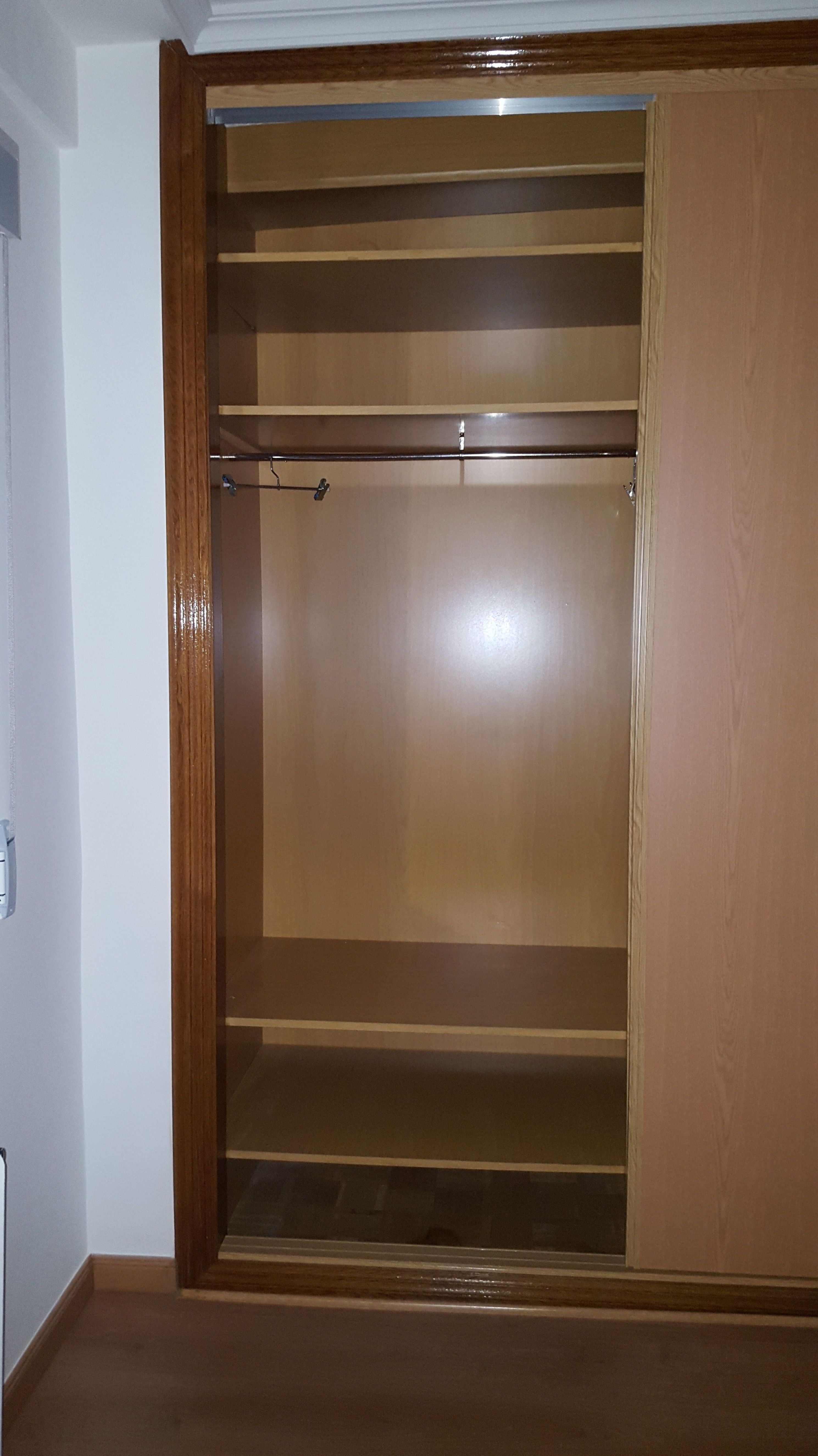 INTERIOR DE ARMARIO