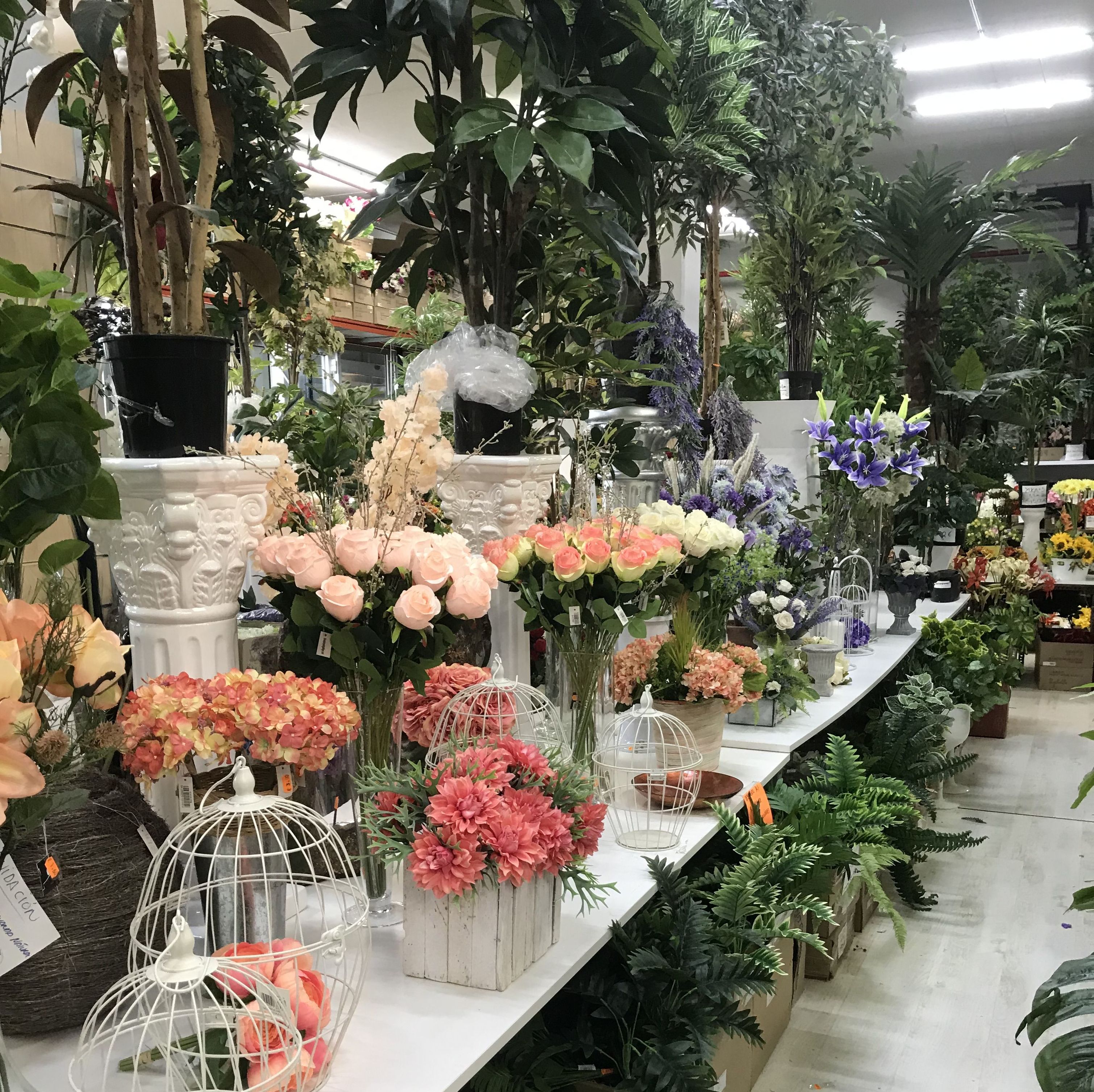 Interior de la parada del Mercado de Viladecans con flor y planta artificial -Fernando Gallego SCP