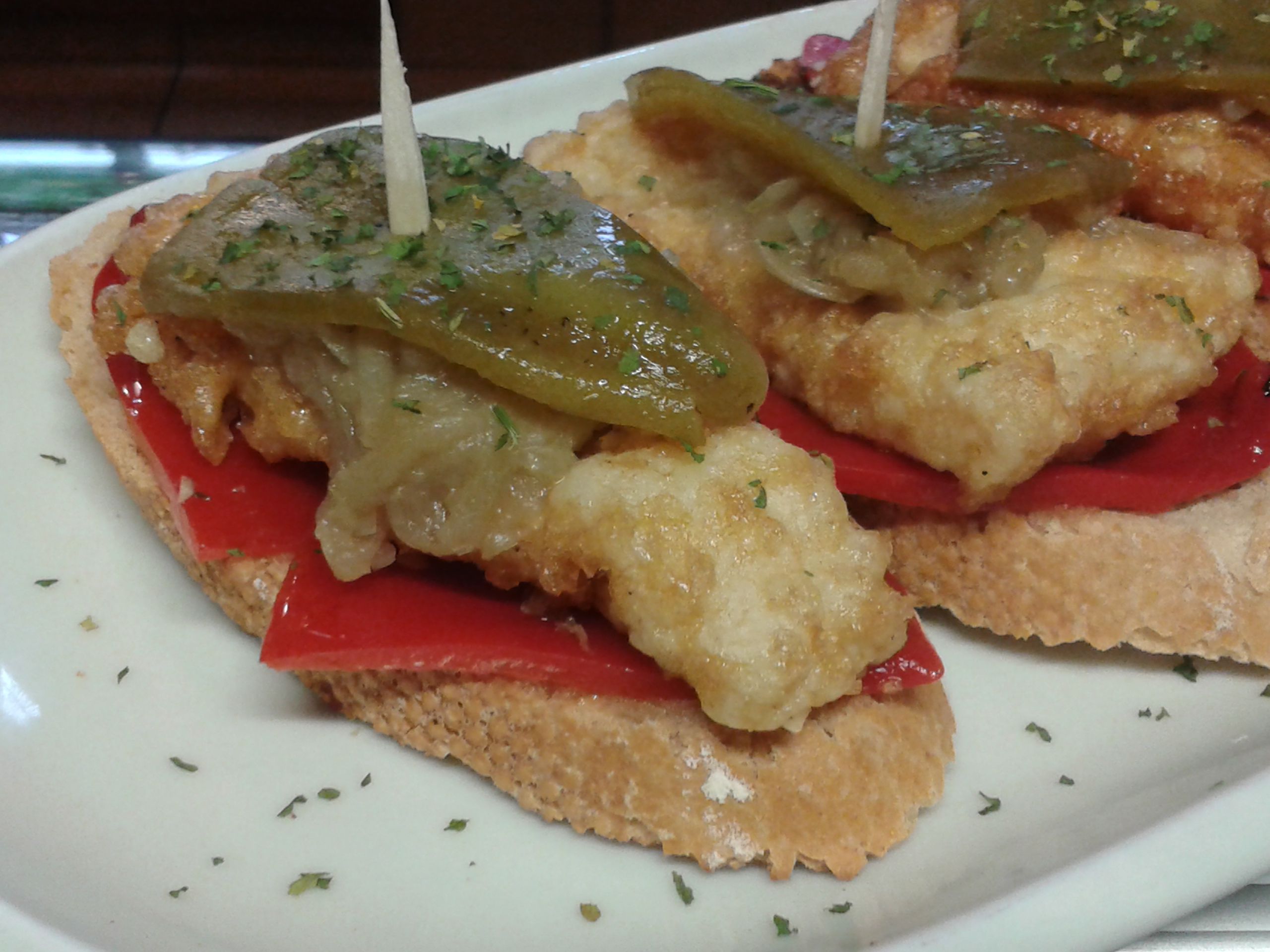 PINCHO DE BACALAO REBOZADO CON CEBOLLA POCHADA Y PIMIENTO