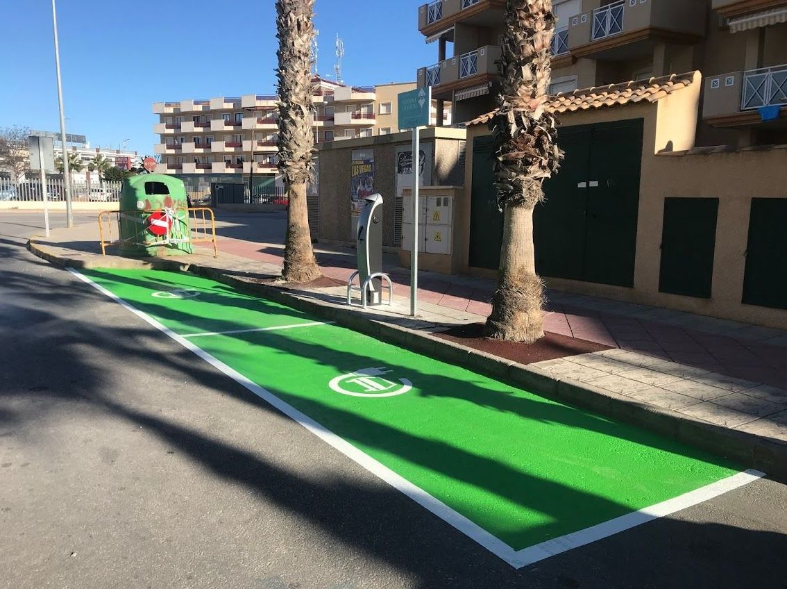 Señalización de suelo para estacionar un coche eléctrico