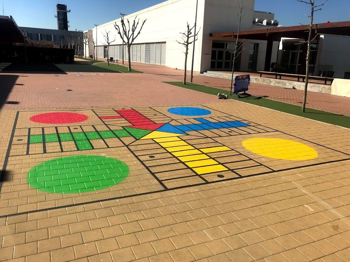 PIntura de los juegos de toda la vida en patio de colegio