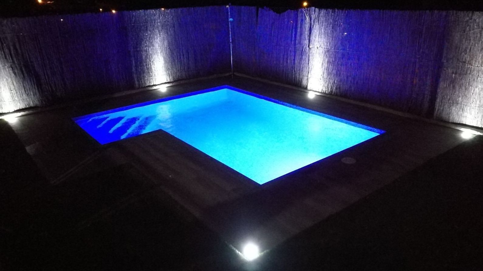 Una piscina correctamente iluminada