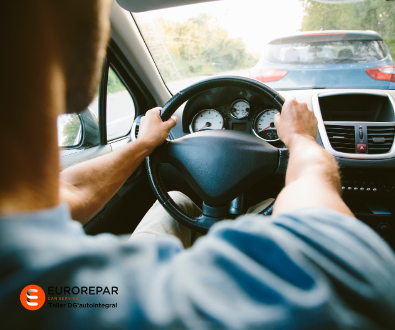 ¿Por qué escucho ruidos y crujidos al girar el volante de mi coche en movimiento?