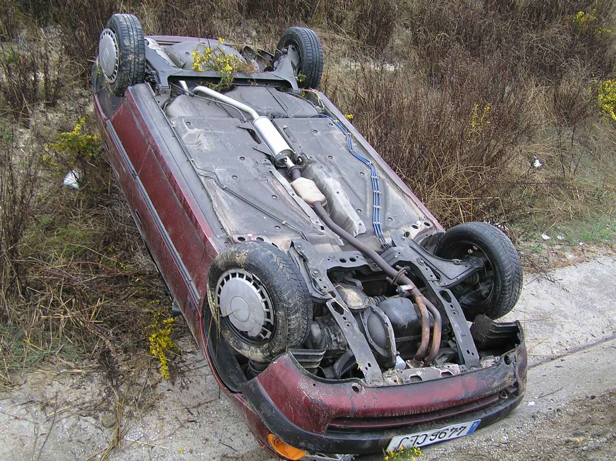 Dos heridos tras caer en coche por un terraplén de veinte metros en una carretera de Parres