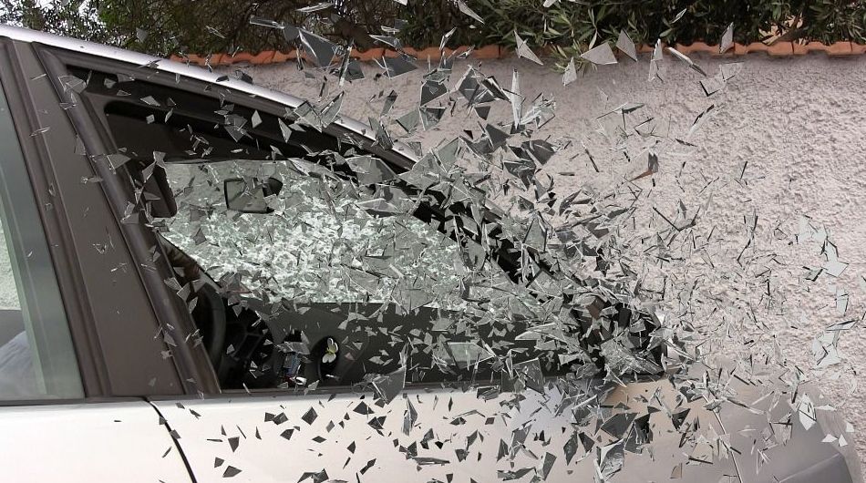 Un coche invade la acera, arrolla a un peatón y se empotra en un escaparate - Accidente de Trafico