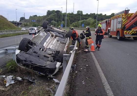 Vuelca un vehículo en el ramal de entrada a Gijón desde la Autovía Minera