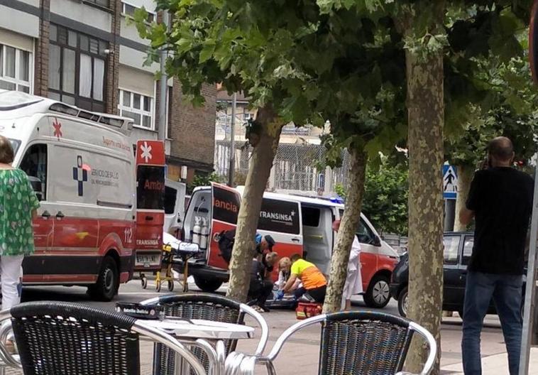 Un coche descontrolado invade una acera y arrolla a dos peatones en Mieres