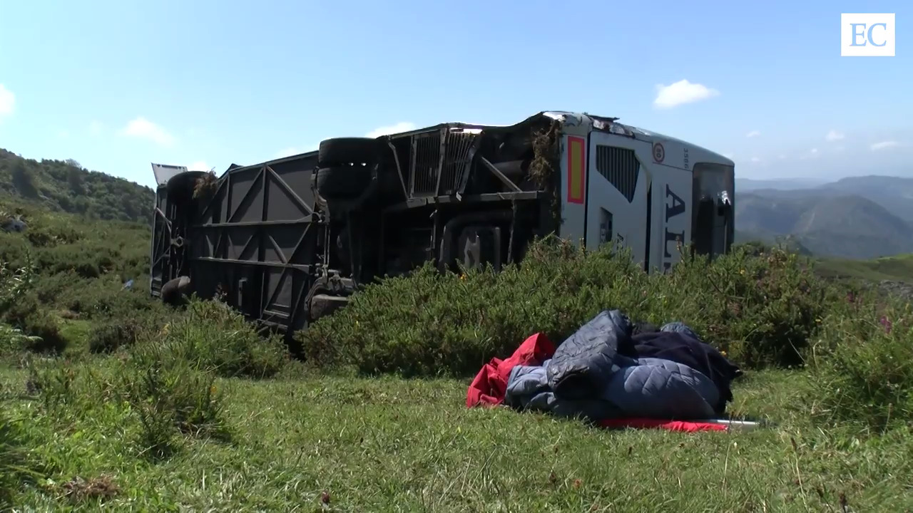 Grave accidente tras despeñarse un autobús con 49 personas en la carretera de los Lagos de Covadonga