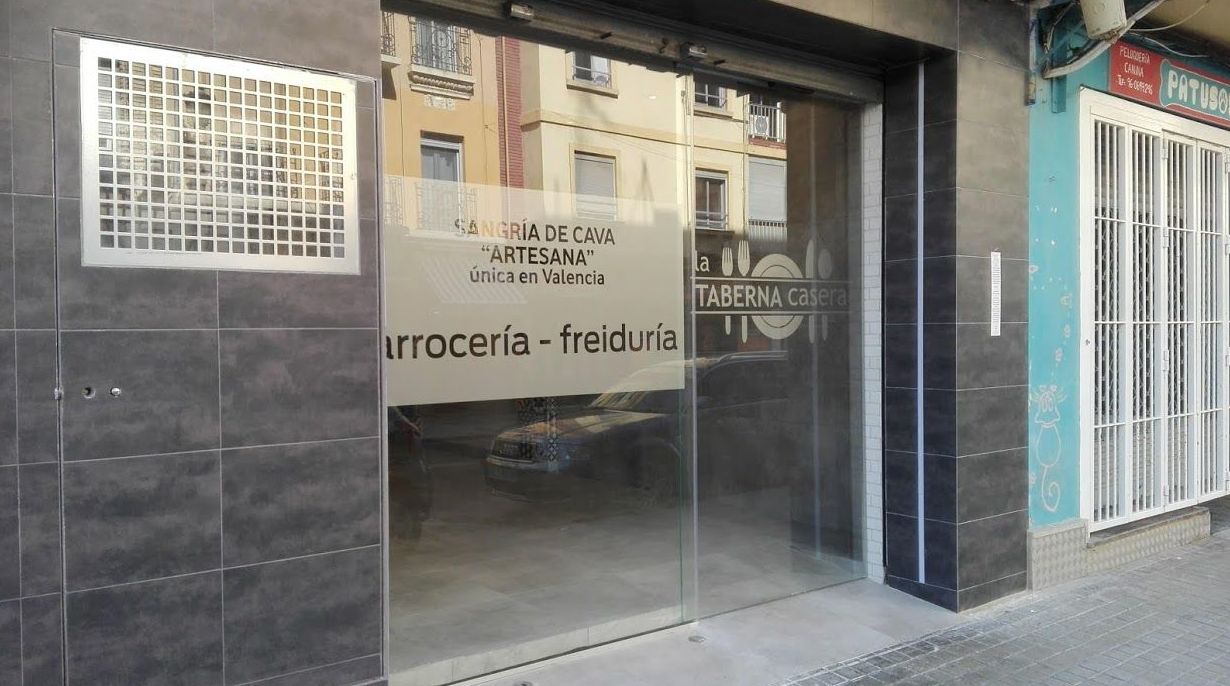 Puerta corredera automática de cristal en el Cabañal Valencia