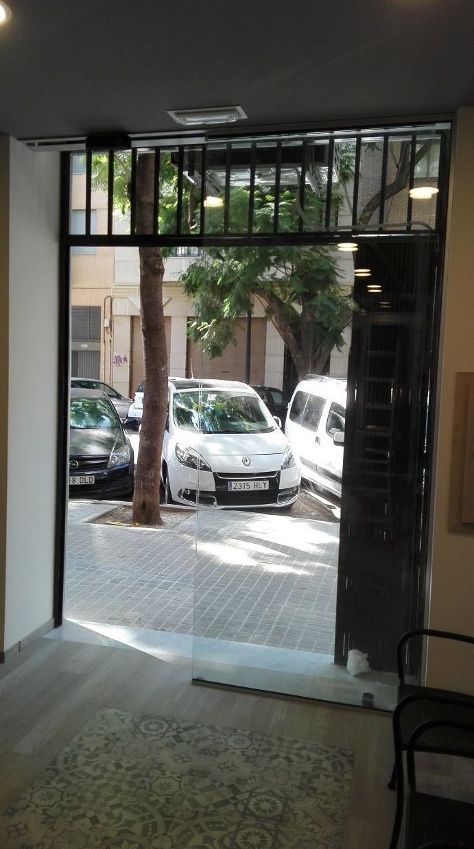 Puerta de cristal automática corredera Farem Deluxe Panadería Valencia