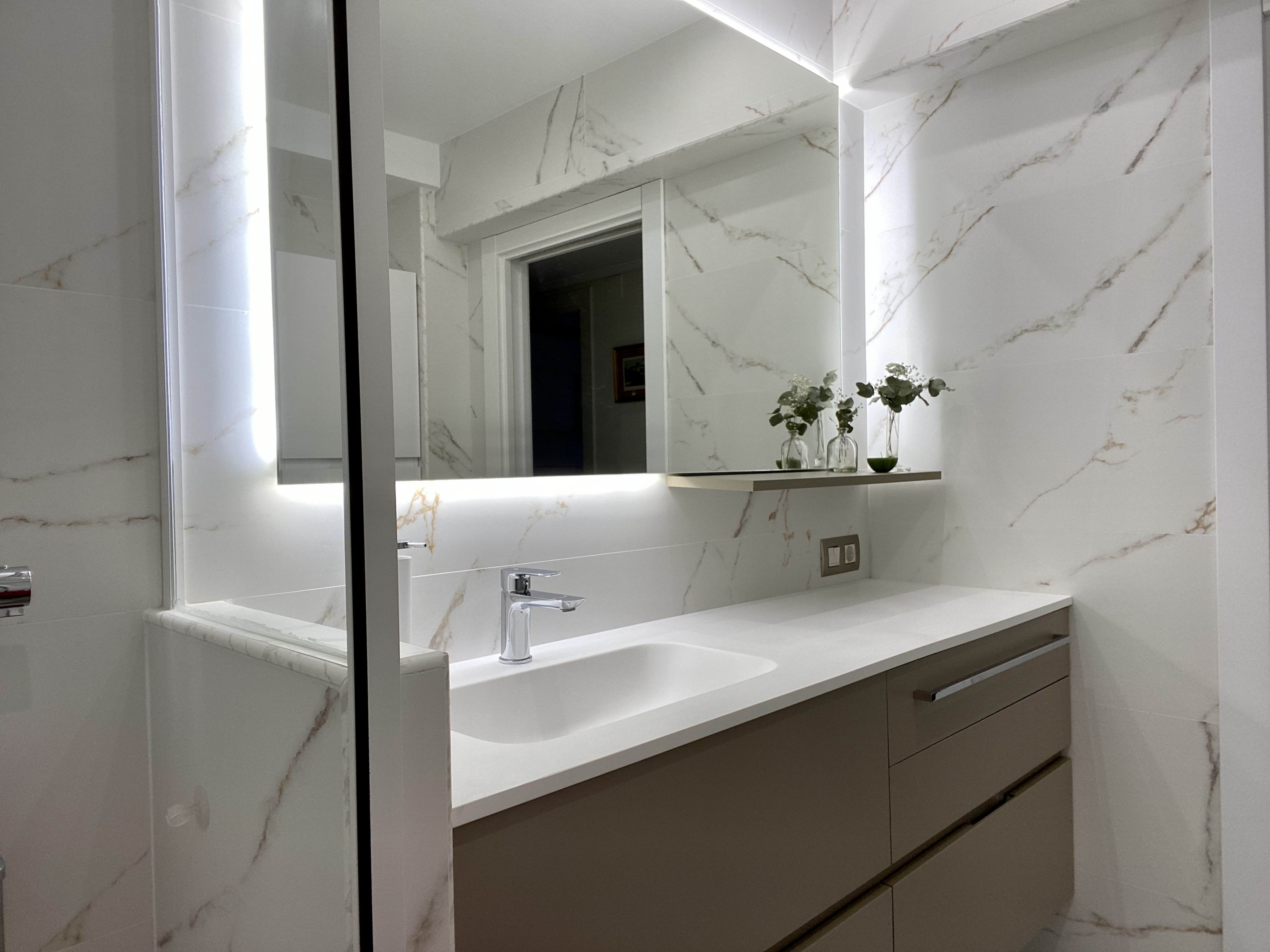 REFORMA DE BAÑO CON MUEBLE DE BAÑO A MEDIDA