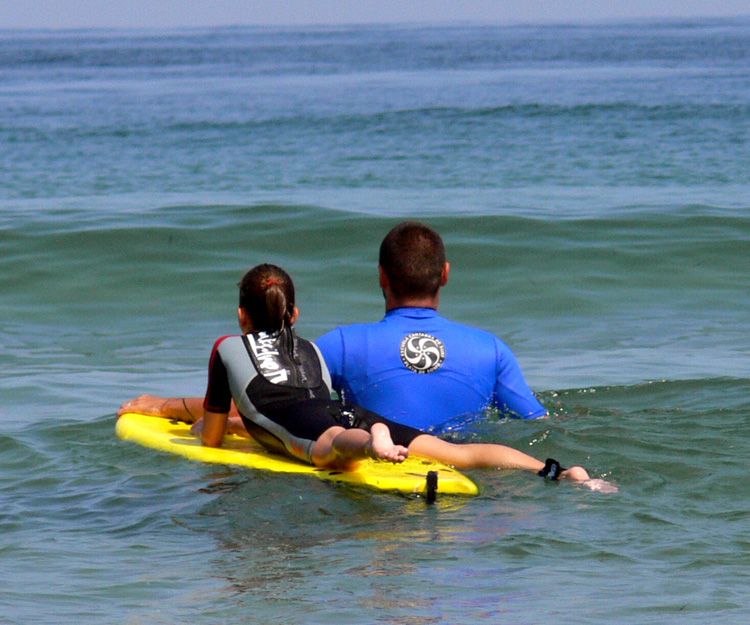 Newsletter Julio Escuela Cántabra de Surf. Episode 7, Ultimas plazas Camps Menores & Roxy.5 Festival