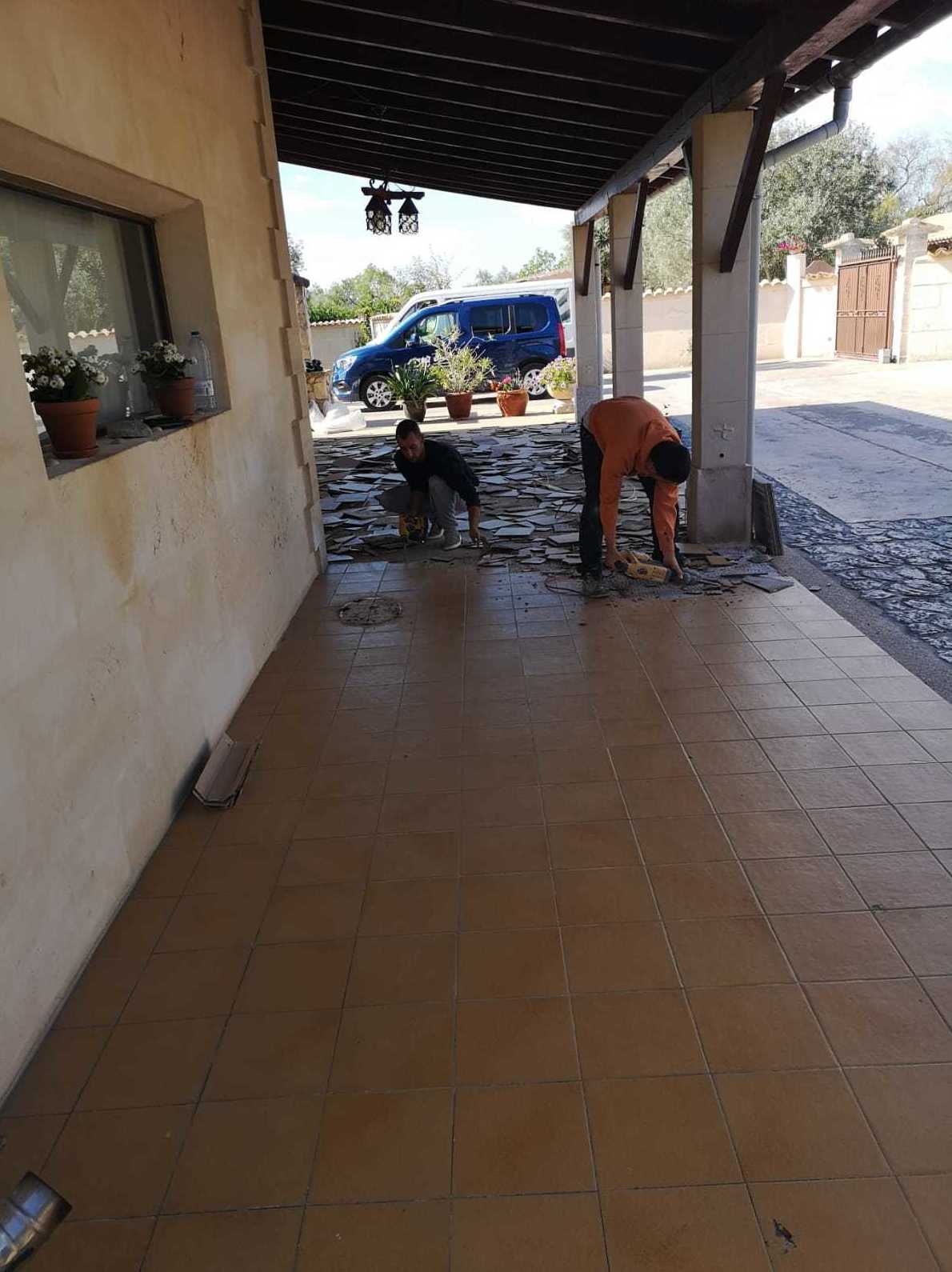 Cambio de baldosas en porche exterior en Mallorca