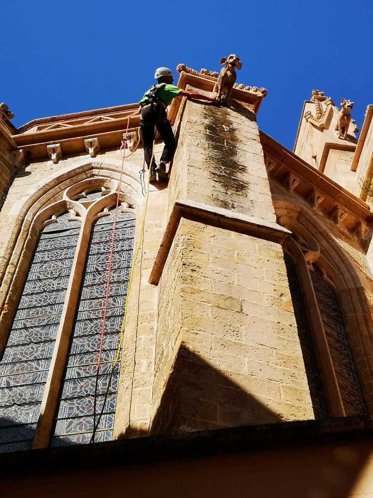 Limpieza de gárgolas y desagüe en Iglesia de la santa Creu