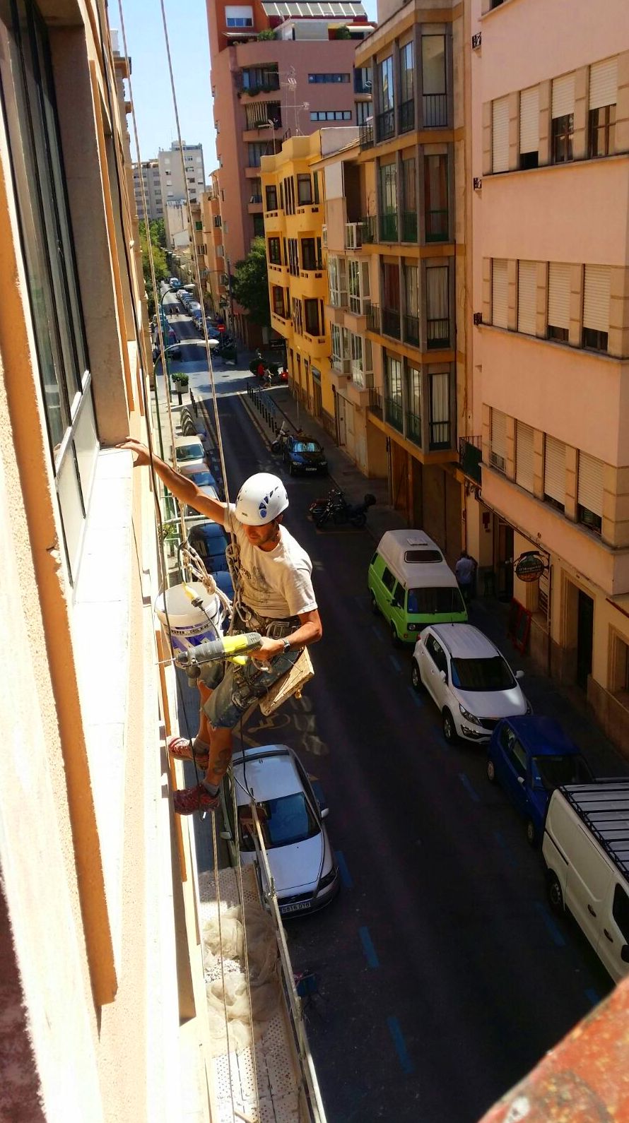 Atornillado de placas en c/Guiem Masot de Palma de Mallorca