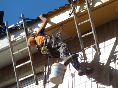 Reparación y pintura de alero en Santander-Valdenoja.