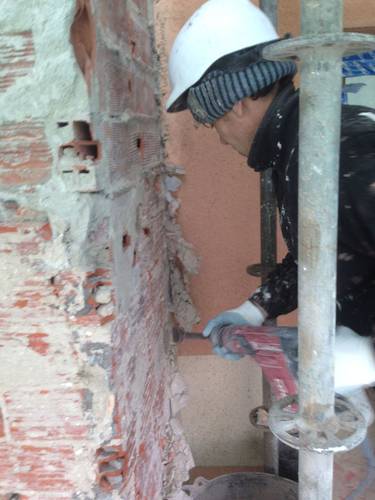 Reforma y rehabilitación de fachada  picado de enfoscado y revoco .