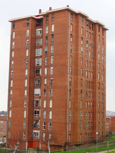 Antes y después de la rehabilitación de fachada de ladrillo caravista.