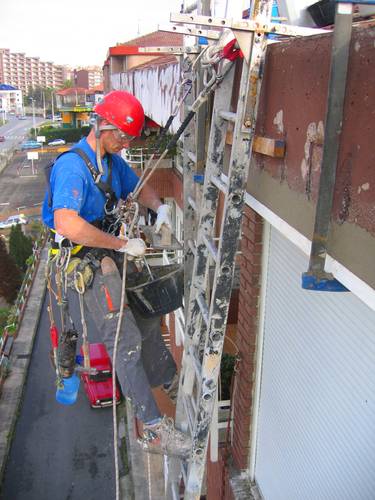 Reparación y pintado de alero en Santander. Trabajos verticales pintores.