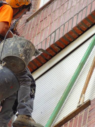 Rehabilitación de fachadas de ladrillo visto en torrelavega-Santander