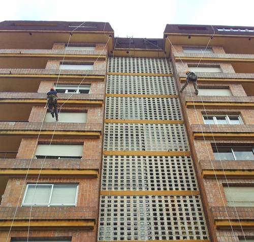 Rehabilitar en su edificio con Fachadas Cantabria es invertir en seguridad.