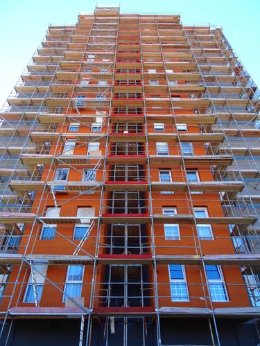 Tratamiento integral de fachada y tejado en Santander.