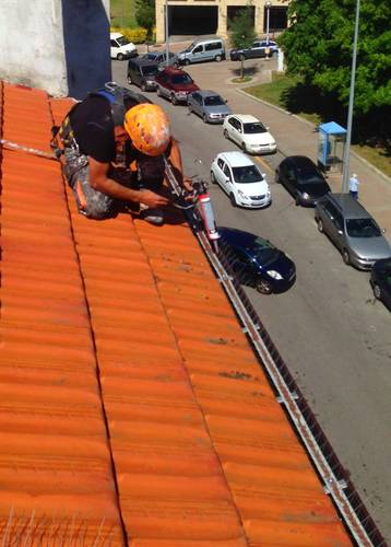 Instalación de pinchos y redes antipalomas.