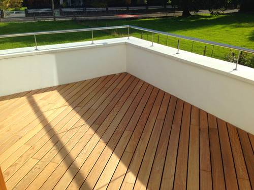 Reforma de terraza con acabado de tarima de madera ipe.
