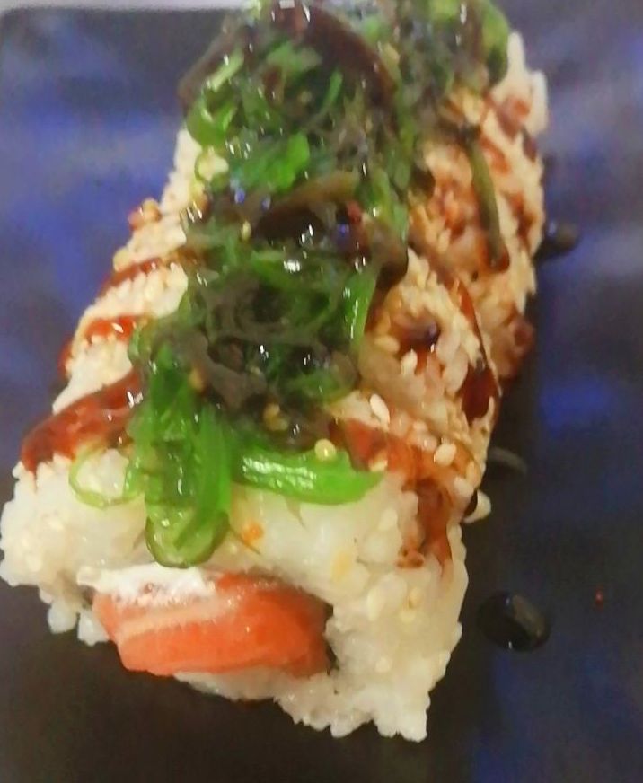 127.Uramaki relleno de salmon con wakeme 5 piezas